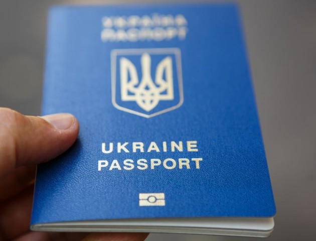 Біометричний паспорт України прикрашає Луцький замок. ФОТО