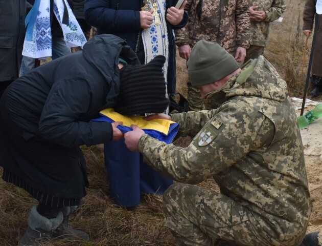 Мати хоронила сина. У селі на Волині попрощалися із захисником