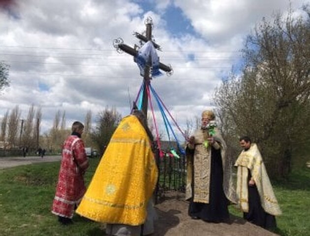 Біля Луцька ПЦУ освятила придорожній хрест, а священник РПЦ в Україні його переосвятив