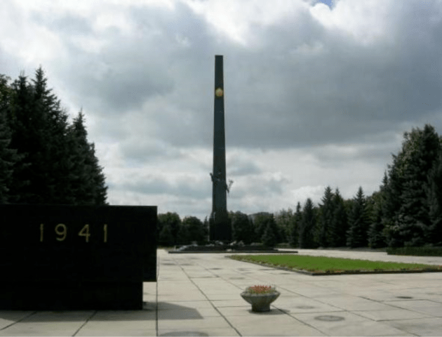 На меморіалі у Луцьку  планують  демонтувати «комуністичний» обеліск