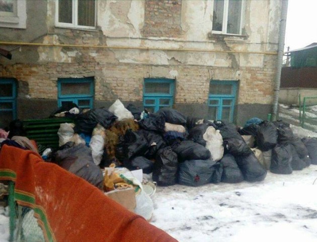 Лучани наскладали гору сміття біля будинку. ФОТО