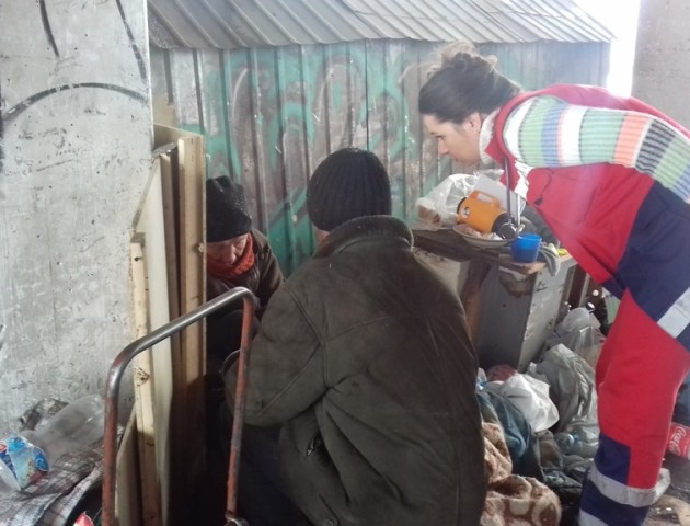 У Луцьку рятувальники виявили напівпритомну жінку, яка замерзала біля смітників. ФОТО