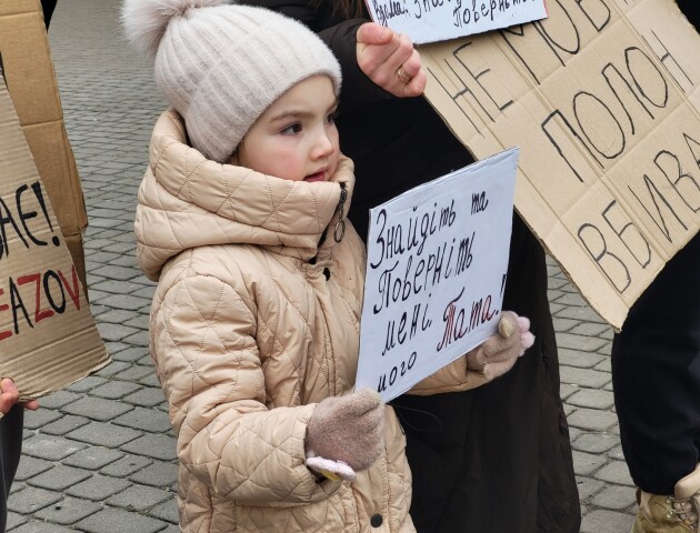 Ставали на коліна й плакали. У Ковелі вийшли на акцію «Не мовчи! Полон вбиває»