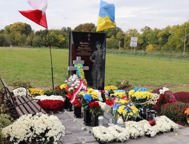Поляки встановили пам’ятник загиблому бійцю ЗСУ з Волині Богдану Щербику