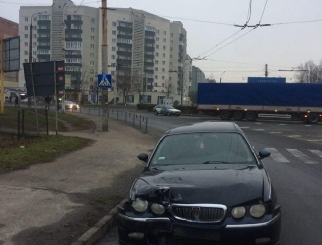 У Луцьку водій протаранив огородження, покинув авто на «бляхах» і втік