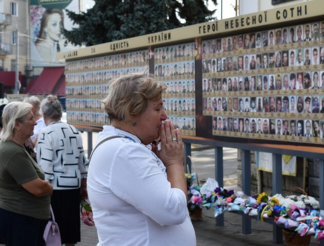 Сльози й молитви: в центр Луцька зійшлися рідні загиблих захисників