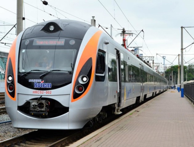 «Укрзалізниця» призначить 30 додаткових поїздів на свята
