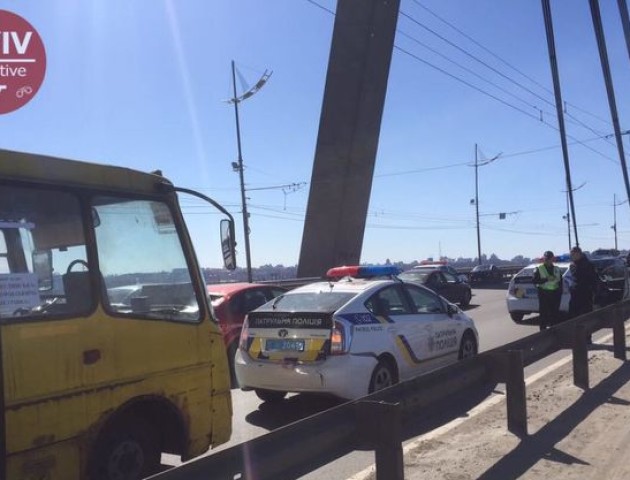У Києві несправний автобус «Богдан» втаранився в авто патрульних