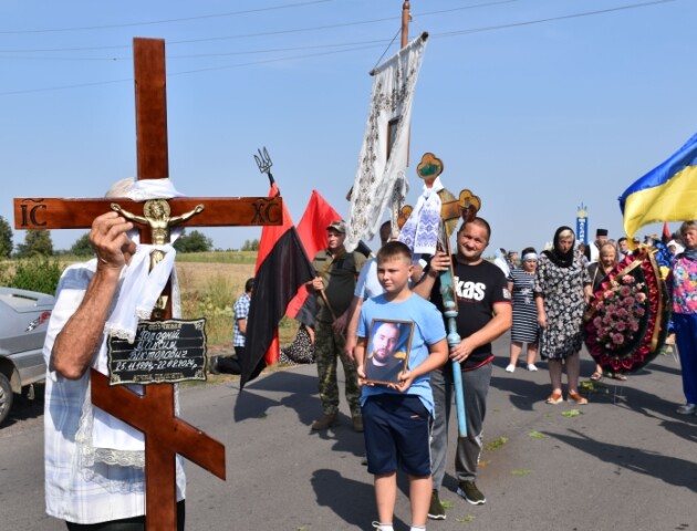 У селищі на Волині поховали 29-річного захисника Максима Городнього