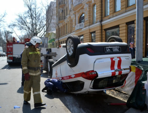 В Одесі перекинулася машина, що поспішала на пожежу: 2 постраждалих