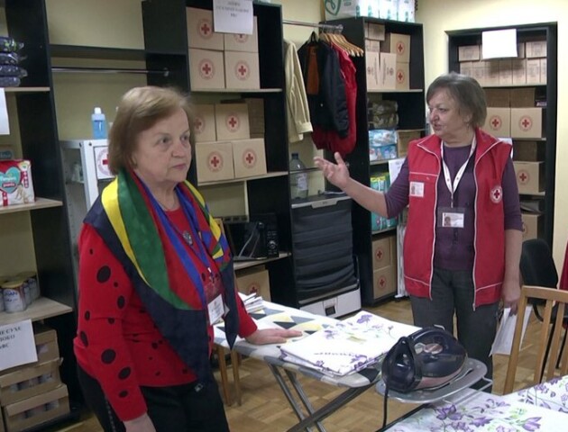 У Луцьку волонтери облаштували безплатну швейну майстерню