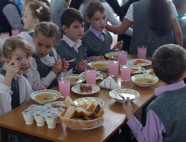 Хто безплатно обідатиме у луцьких школах і садочках