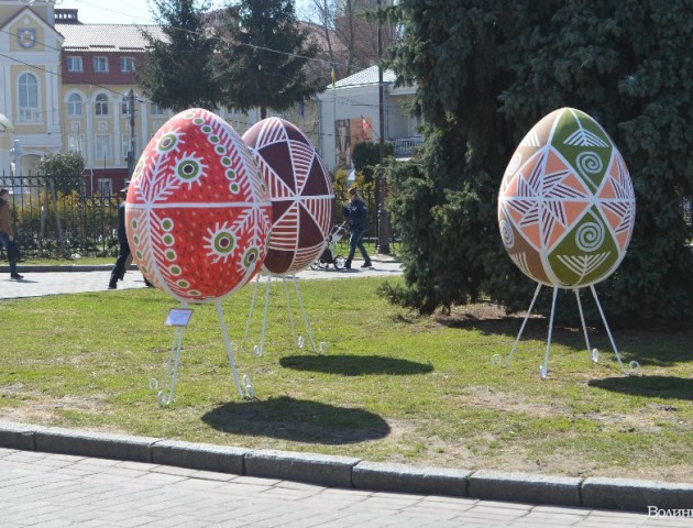 У центрі Луцька з'явилися величезні великодні яйця. ФОТО
