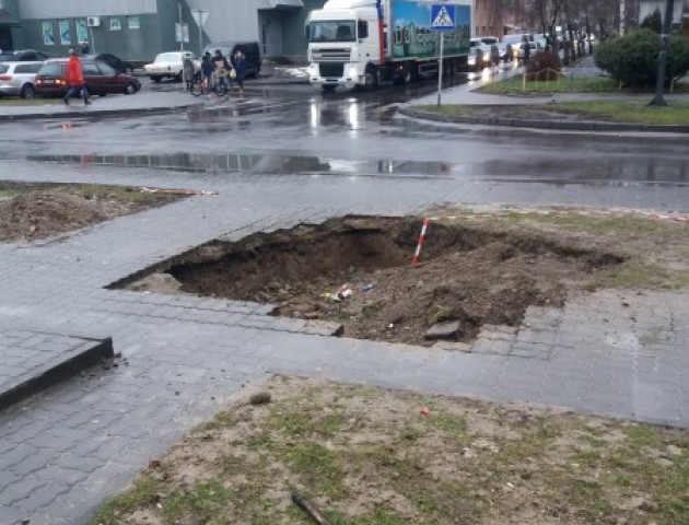 У Луцьку - величезна яма посеред тротуару