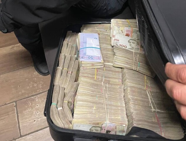 Через «Устилуг» чоловік і жінка хотіли незаконно перевезти у валізах два мільйони гривень. ФОТО