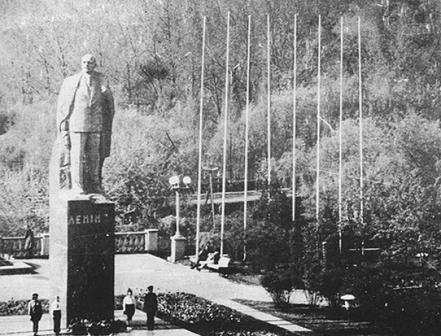 Опублікували раритетне фото пам’ятника Леніну в Луцьку. ФОТО