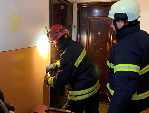 Рятувальники допомогли лучанці, яка опинилася в замкненій квартирі