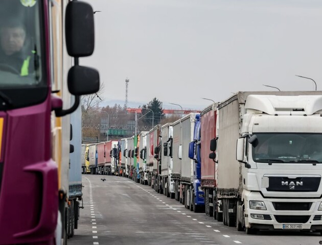 Понад 4 тисячі вантажівок стоять на кордоні у Польщею
