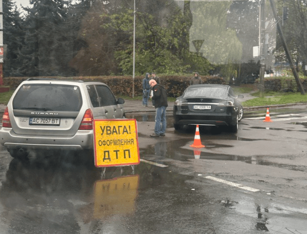 ДТП у Луцьку: зіткнулися автівки «Тесла» і «Субару»