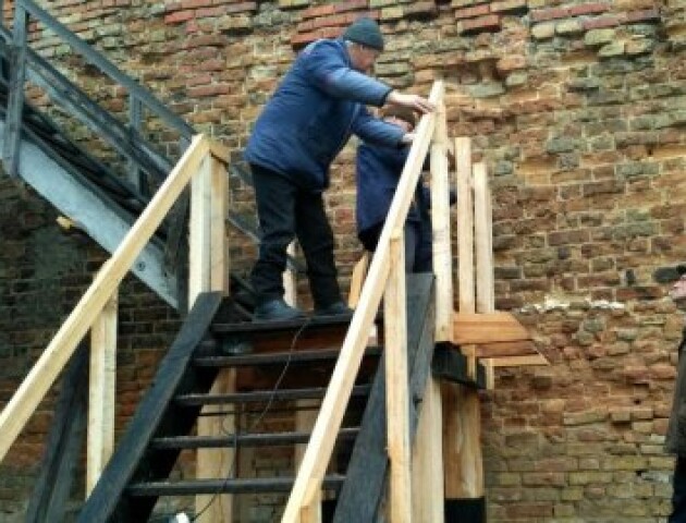 У замку Любарта відновлюють сходи, які не ремонтували 20 років