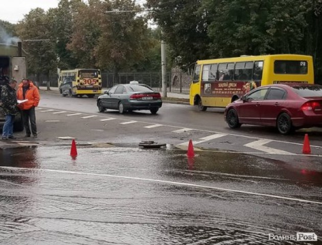 Прорвало каналізацію: дорогу у Луцьку залило водою. ФОТО, ВІДЕО