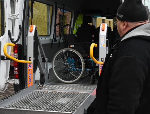 У Луцьк передали спецавтомобіль для перевезення осіб на кріслах колісних