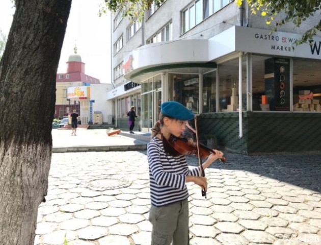 У береті та тільнику: у Луцьку скрипалька привітала десантників. ВІДЕО