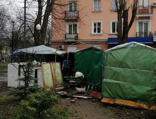 Депутат показав жахливий стан скверу в центрі Луцька. ФОТО