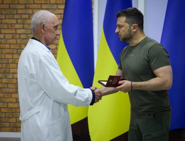 Зеленський присвоїв звання «Заслужений лікар України» медику з Волині