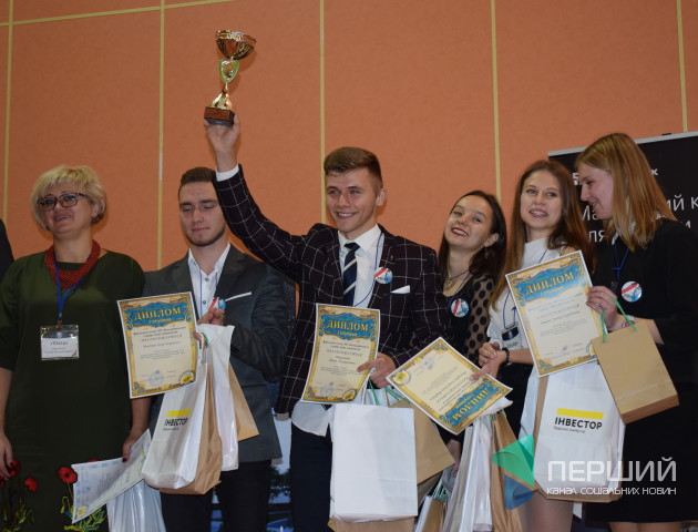 Луцькі школярі перемогли у всеукраїнському турнірі з економіки. ФОТО