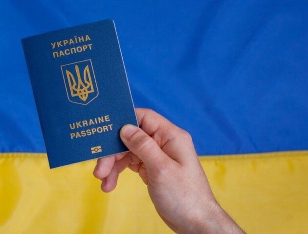 Волинянин отримав свій перший паспорт українця у 48 років