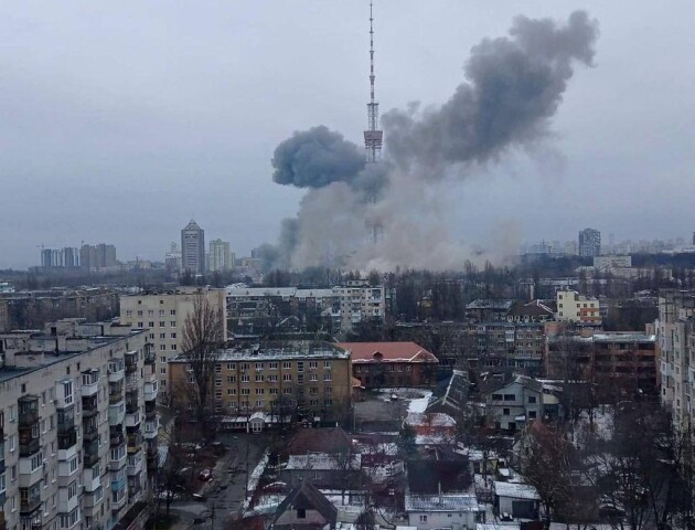 Росіяни вдарили ракетам по телевежі в Києві