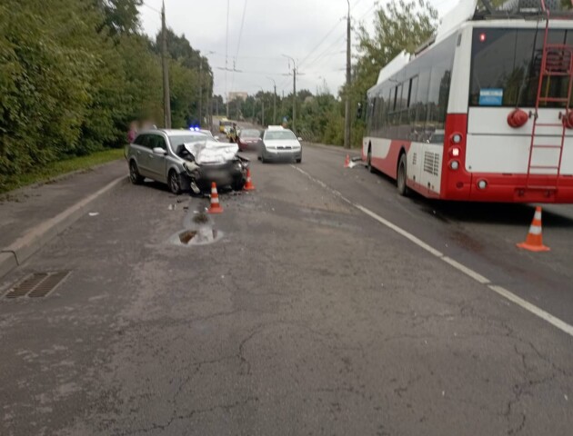 ДТП з тролейбусом у Луцьку: водійка автомобіля виїхала на смугу зустрічного руху