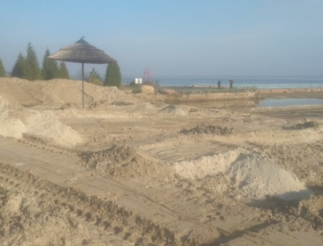 Пляж на Світязі засипали піском