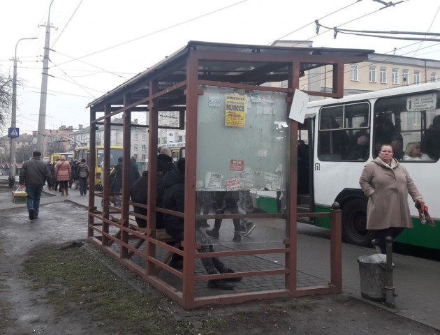 Вандали потрощили зупинку в Луцьку. ФОТО