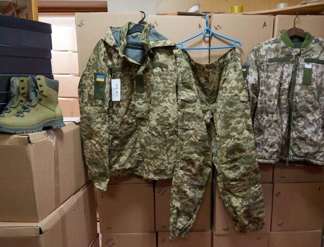Для воїнів 14-ї бригади з Луцька передали 2000 пар зимового взуття і форми. ФОТО