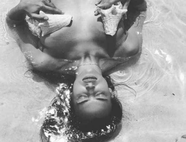 Ледь прикрила оголені груди: відома супермодель показала гаряче фото з пляжу