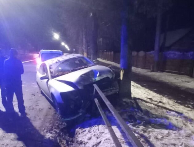 Лячна аварія в Луцьку: машина врізалась в дерево й огорожу