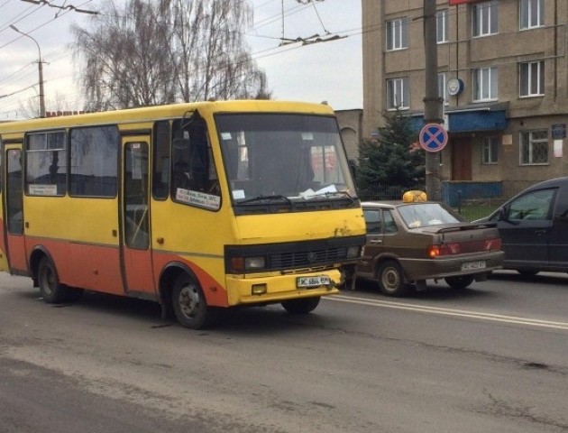 У Луцьку зіткнулися маршрутка і легковик Opel. ФОТО