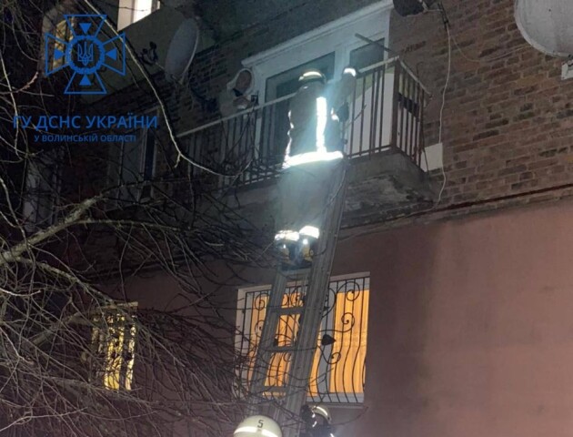 У Нововолинську рятувальники допомогли дитині, яка зачинилася на балконі