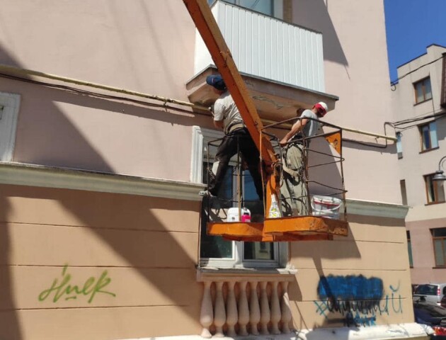 На проспекті Волі у Луцьку ремонтують аварійні балкони на будинках. ФОТО