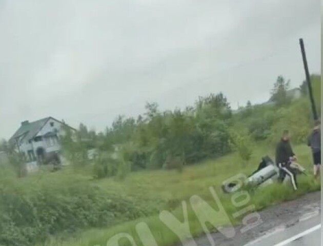 Авто влетіло на острівець безпеки: на Волині у ДТП постраждала жінка з дитиною