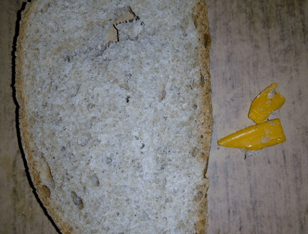 Волинянка знайшла у хлібі... пластмасу. ФОТО