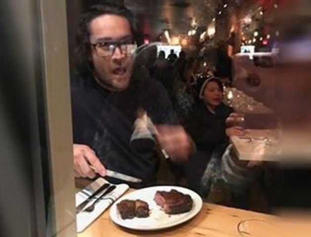 Господар ресторану з'їв стейк перед протестуючими веганами.  ВІДЕО