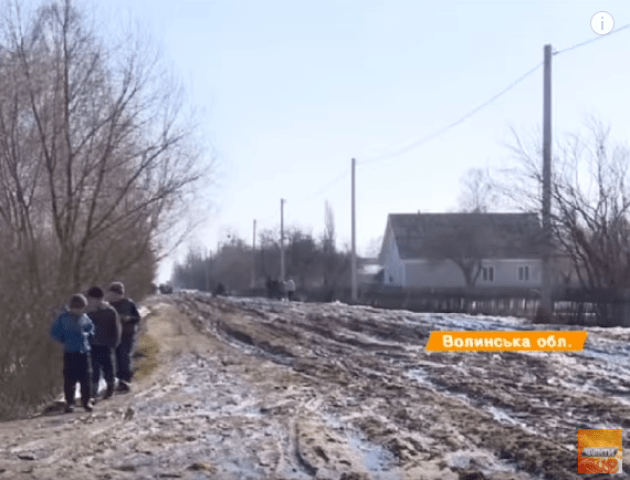 Швидка і автобуси їхати не ризикують: на Волині визначили найгіршу дорогу України. ВІДЕО