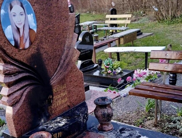 На Волині підпалили пам’ятник Катерині Литкіній, яку у 2016 році вбили два брати