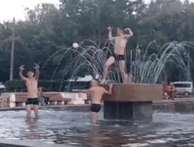 У центрі Луцька троє молодиків влаштували купання в фонтані. ВІДЕО