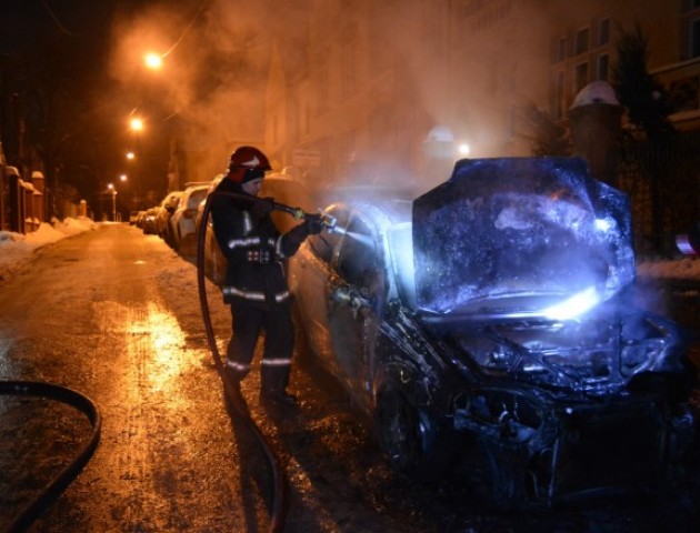 У Львові згоріла автівка дружини чиновника міськради