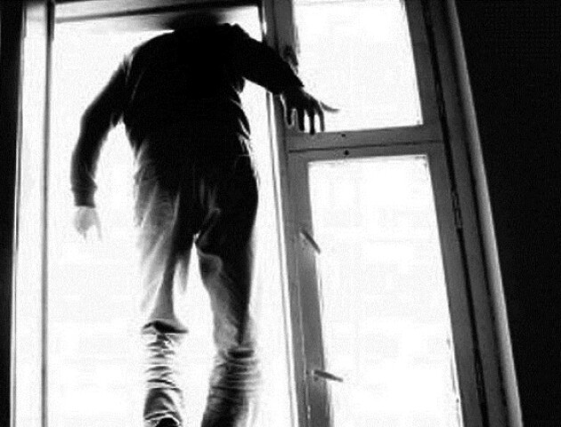 У Луцьку чоловік вистрибнув із 9-го поверху будинку
