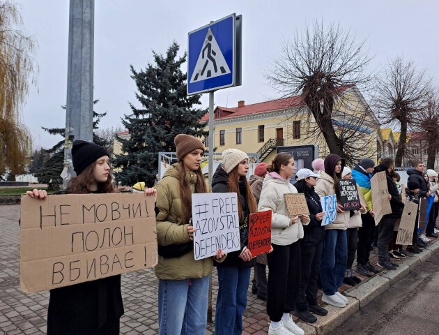 «Не мовчи! Полон вбиває»: ковельчани вийшли в центр із плакатами